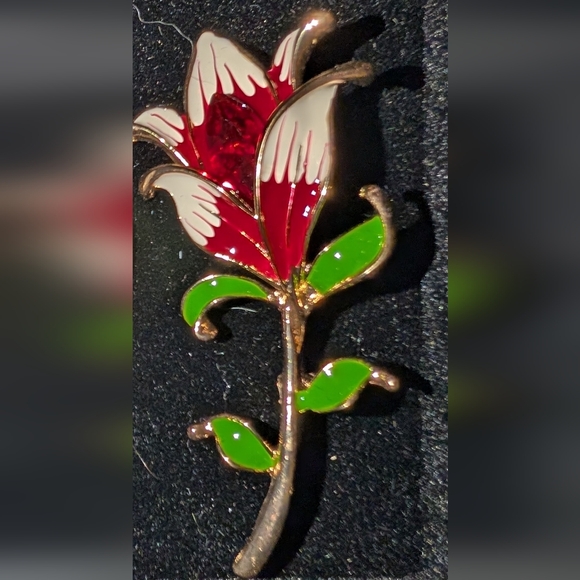 💐SALE💐🆕 Floral Enamel Brooch with Red and Green Accents - Picture 1 of 3
